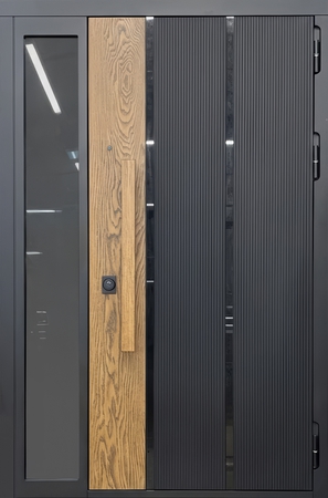 Металлическая современная термодверь с боковой остекленной вставкой, бугельной ручкой и комбинированными панелями МДФ